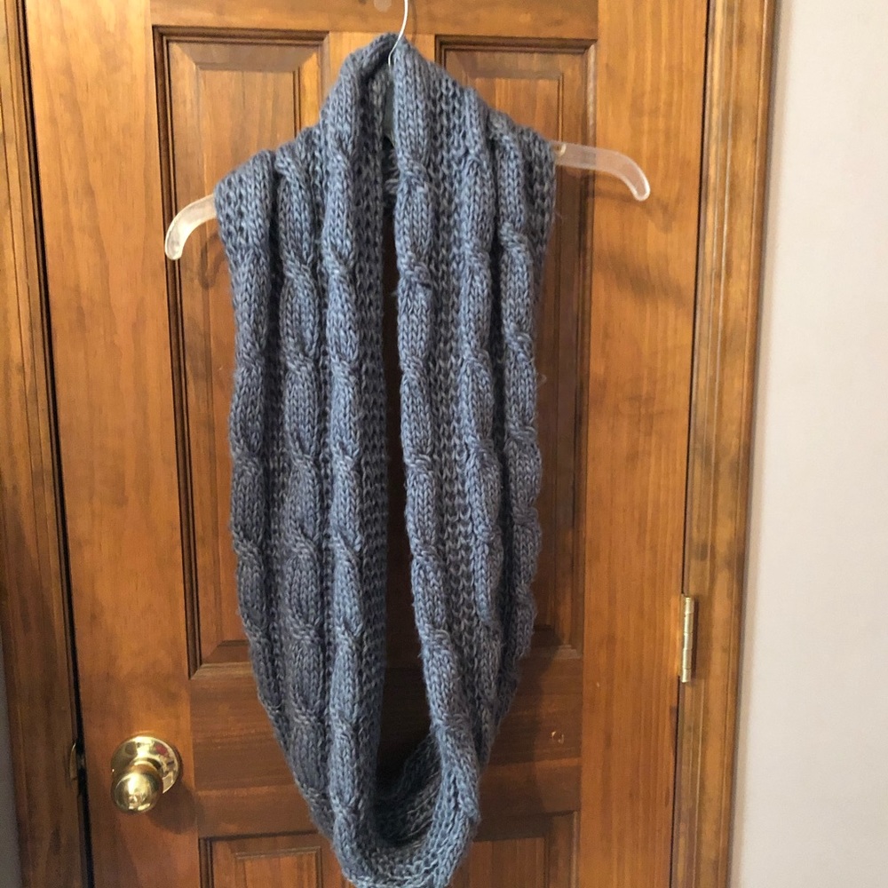 🔹BNWOT* Cable Knit Infinity Scarf